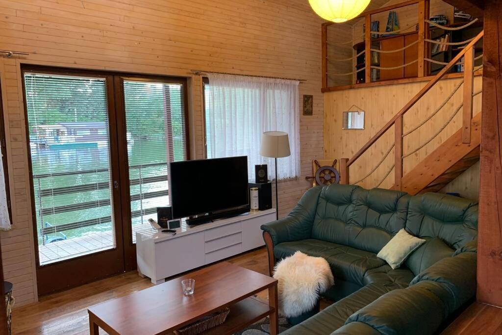 Houseboat - Beacon Of Happiness Hotel Bratislava Exterior photo